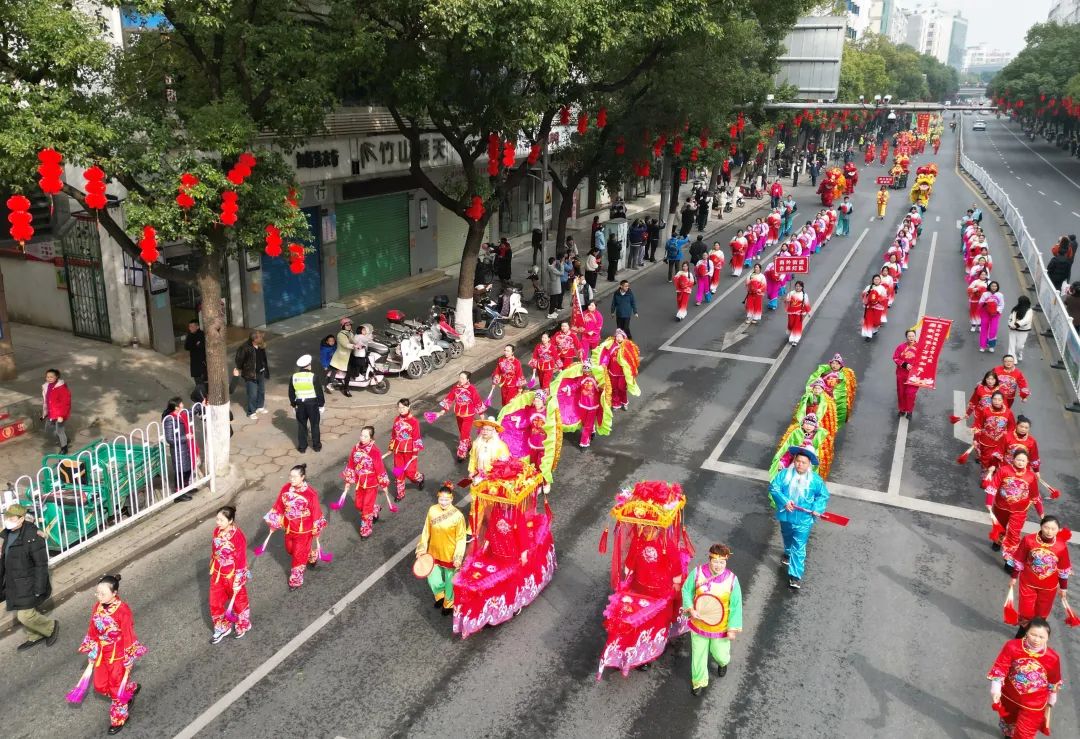 赣南民俗“踩街”闹新春精彩上演 图片