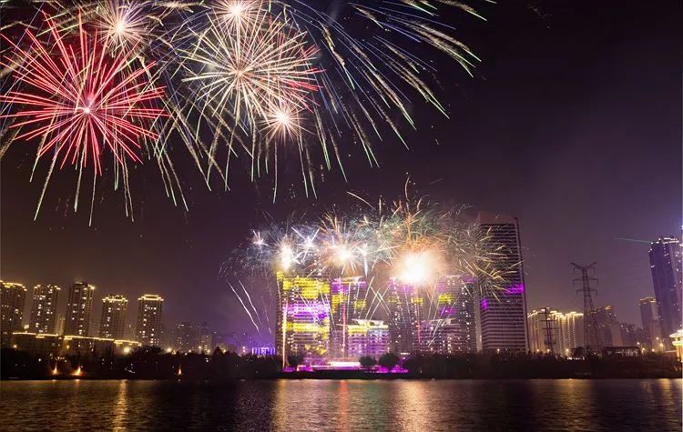 赣州经开区2023年迎春焰火晚会昨精彩上演 图片